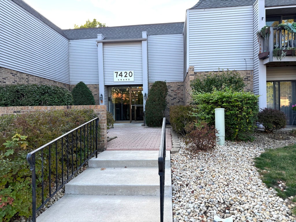 7420 Grand Avenue 102b, Downers Grove