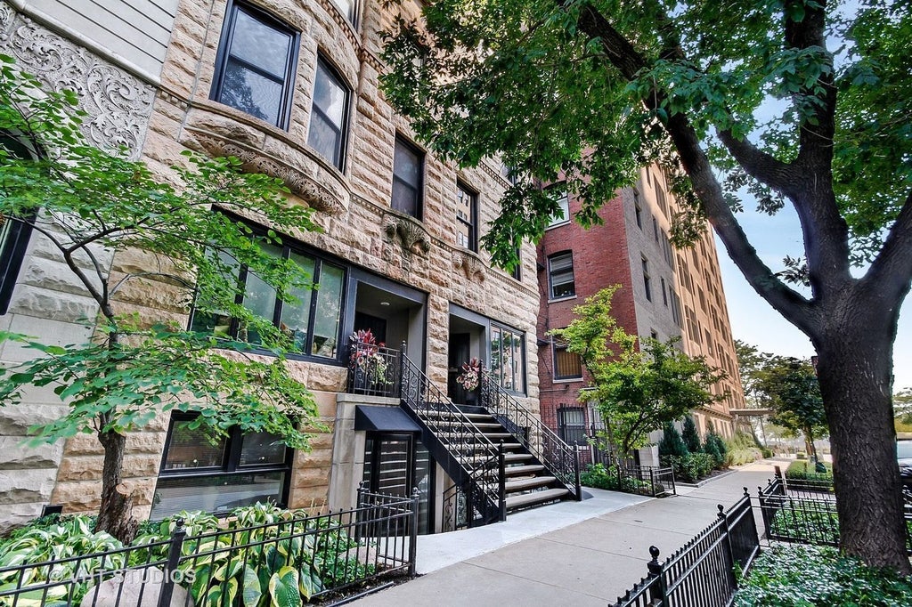 82 East Elm Street 1, Chicago, 60611