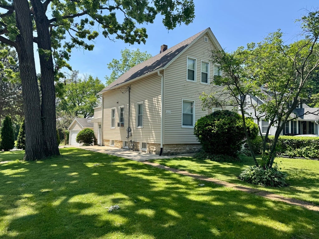 1014 Half Day Road, Highland Park, 60035