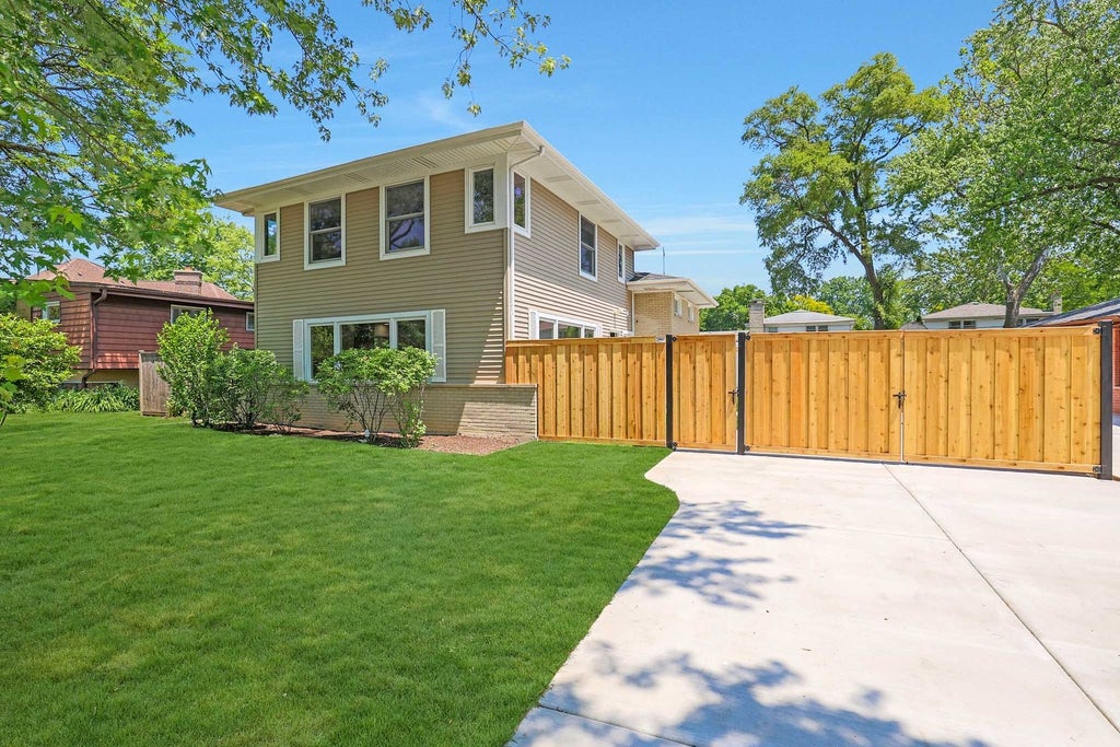 1247 Sherwood Road, Glenview, 60025