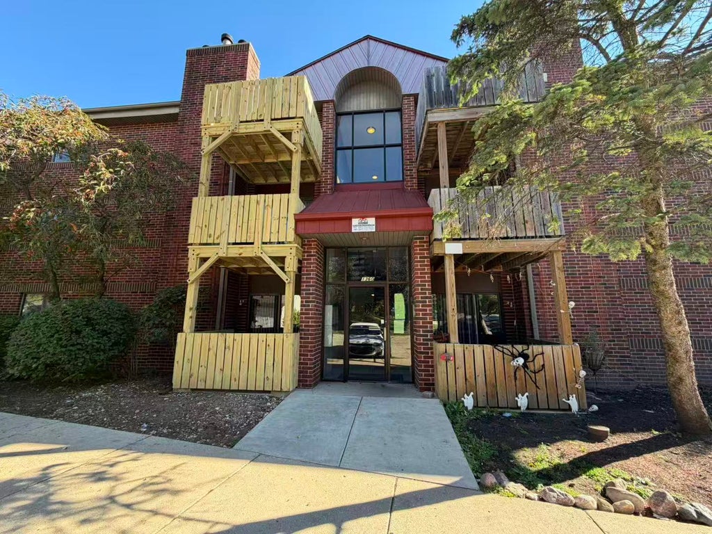 1360 Brook Street F, St. Charles