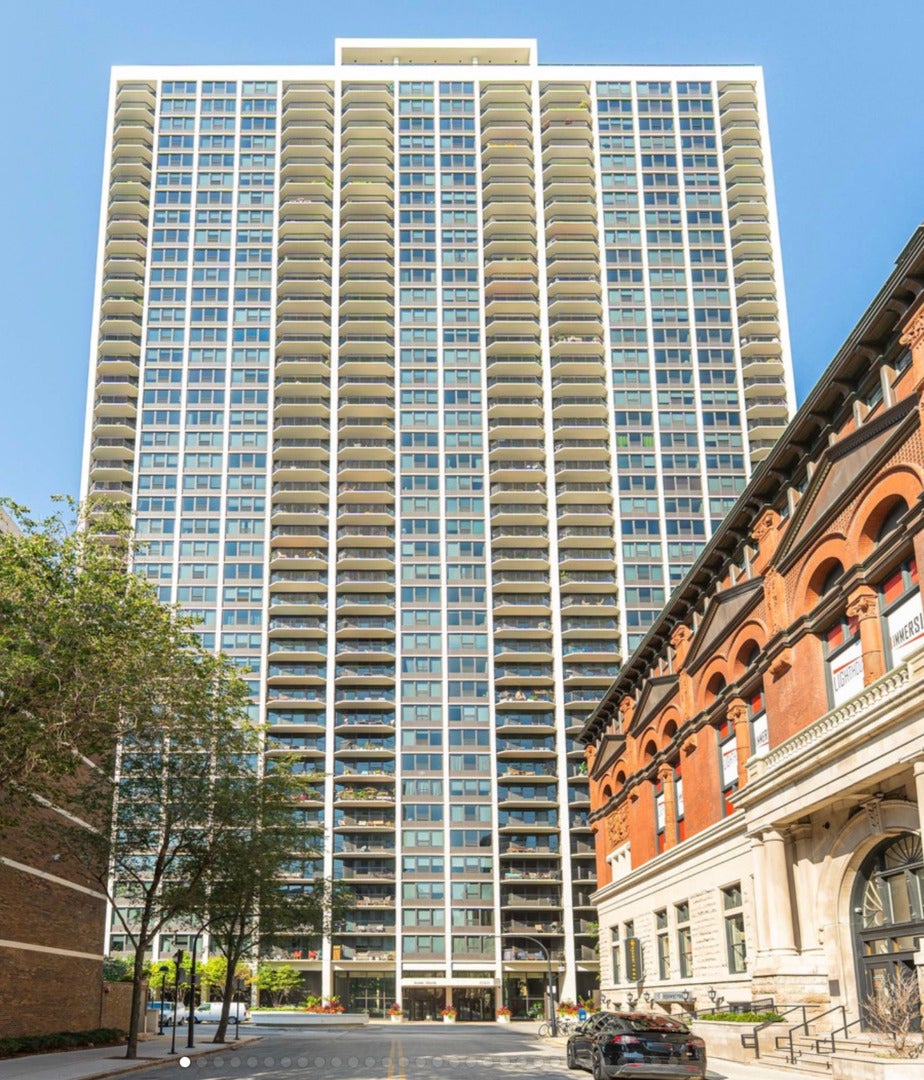 1560 North Sandburg Terrace 4002, Chicago, 60610