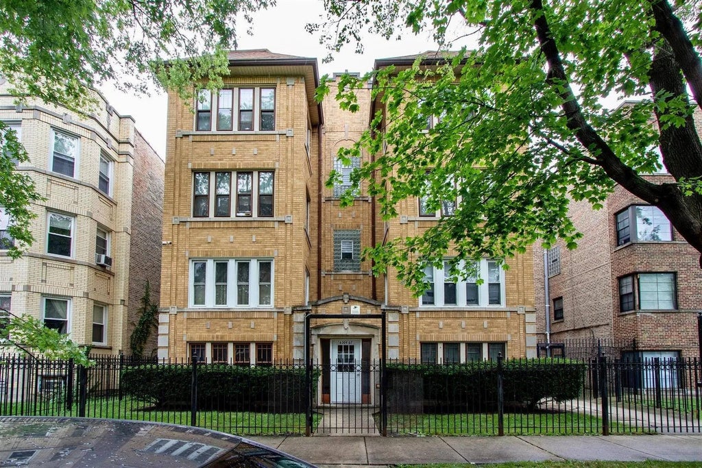 6307 North Mozart Street 3s, Chicago, 60659