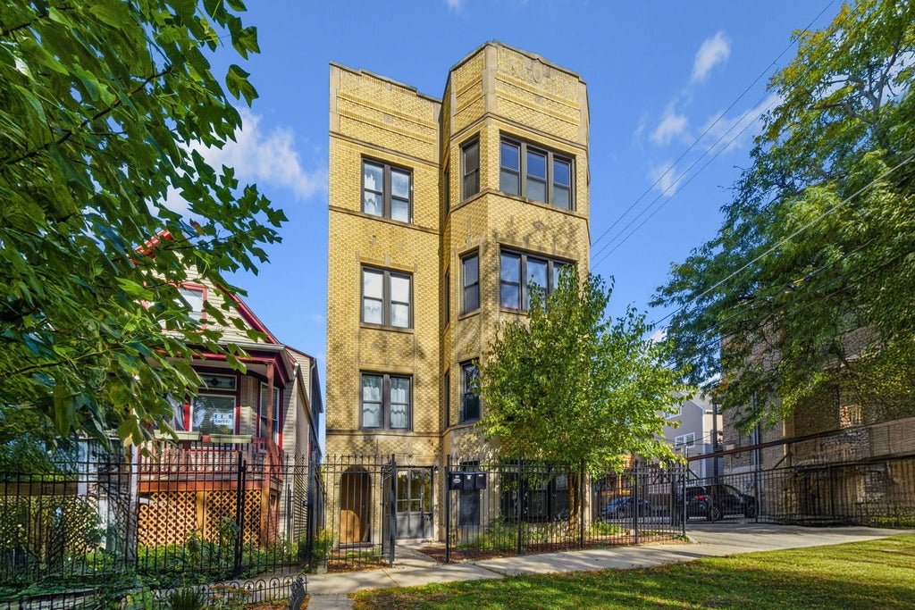 3414 West Medill Avenue 3, Chicago, 60647