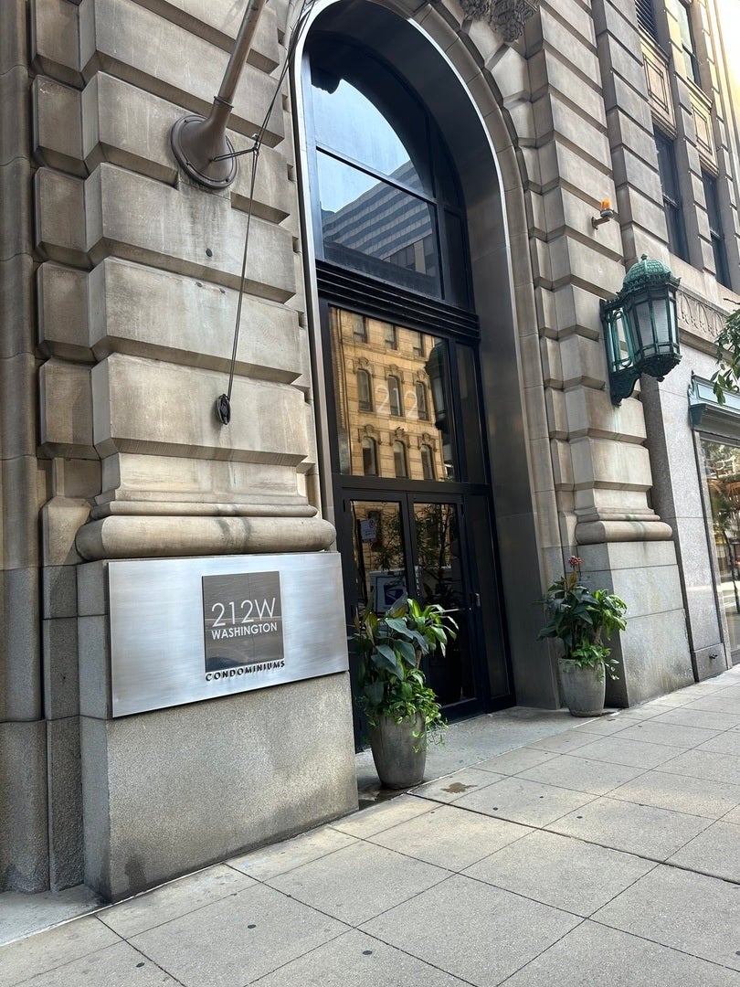 212 West Washington Street 1002, Chicago, 60606