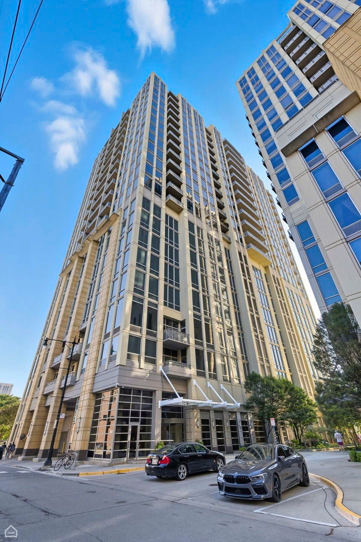 700 North Larrabee Street 1715, Chicago, 60654