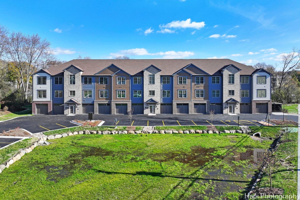 319 South Glendale Avenue 204, Barrington