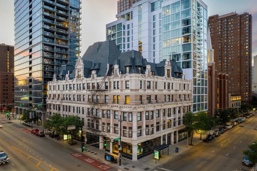 810 North Clark Street 901, Chicago, 60654