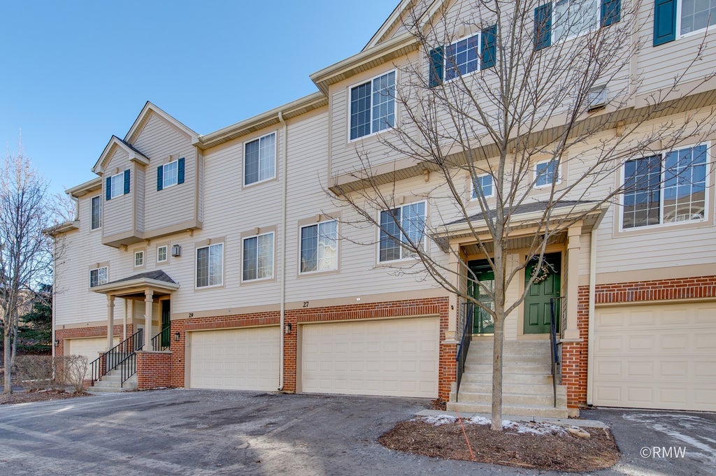 27 Monarch Drive, Streamwood