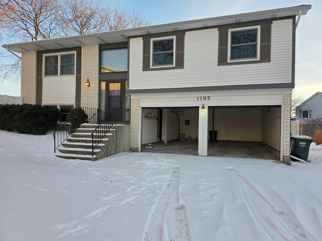 1195 Old Timber Court, Hoffman Estates