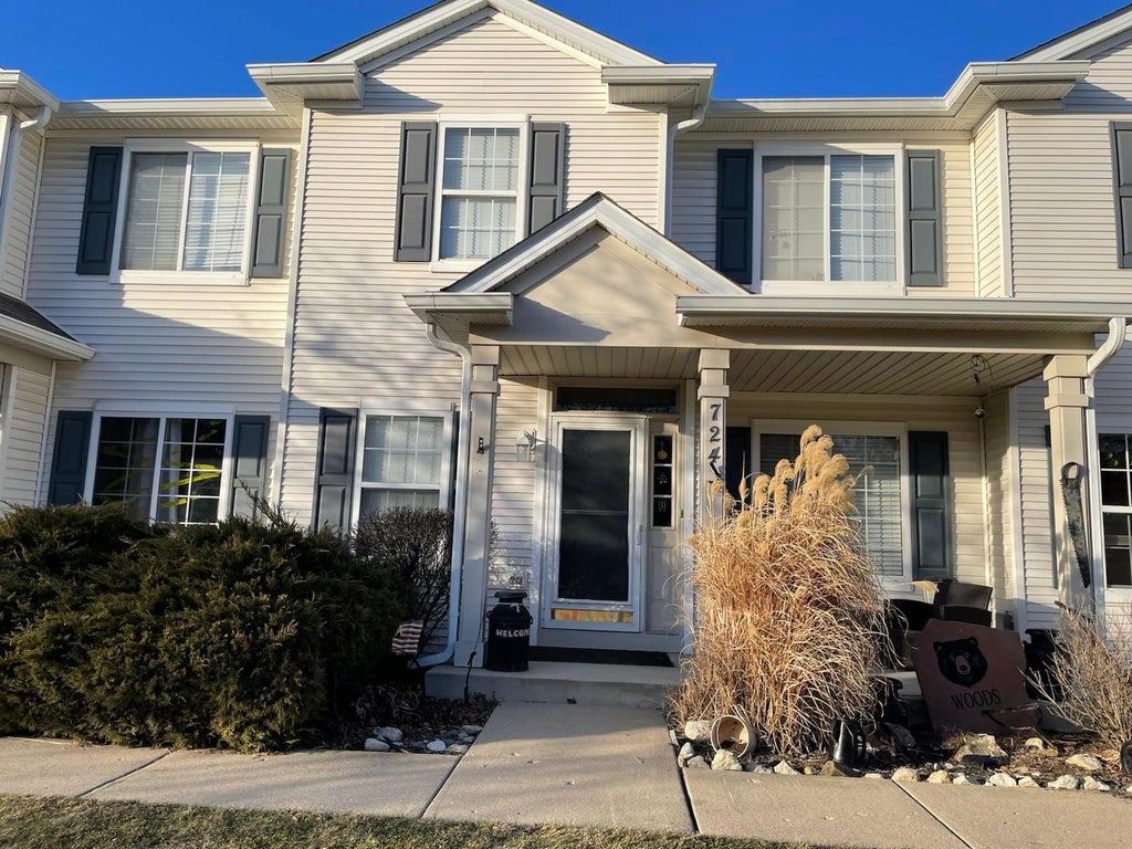 724 County Line Road 724, Aurora