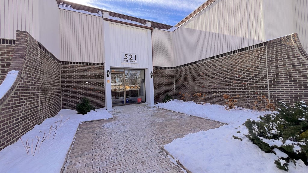 521 73rd Street 105, Downers Grove