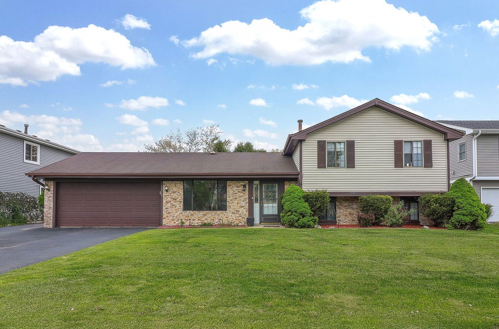 3920 Shoreline Drive, Hanover Park