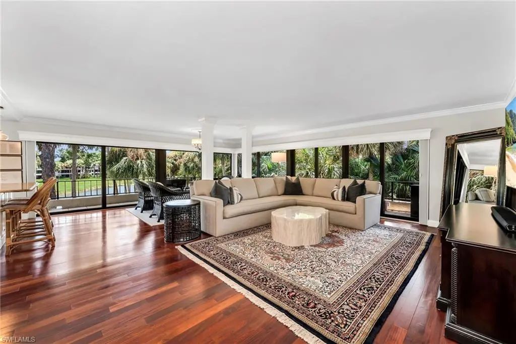 105 Clubhouse Ln 389, Naples