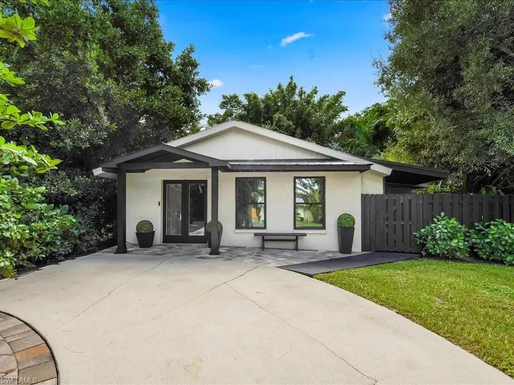 1046 Sperling Ave, Naples