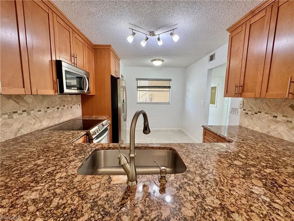 661 Squire Cir 101, Naples