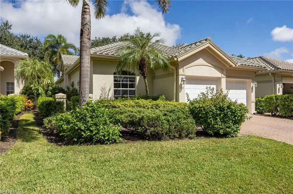 917 Vistana Cir 6, Naples