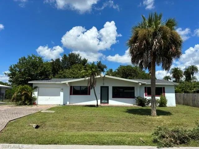 913 Entrada Dr N, Fort Myers