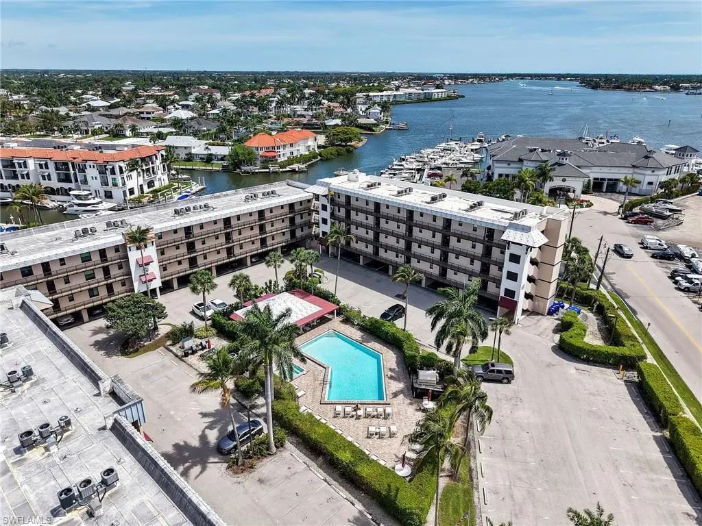 801 River Point Dr 203, Naples