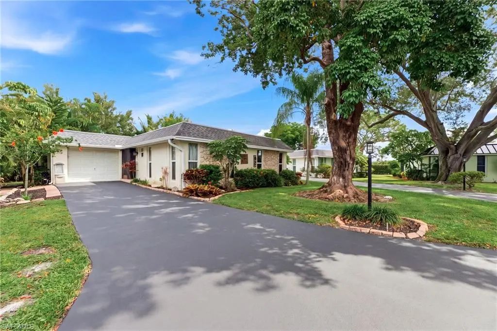 220 Lanchester Ct 32, Naples