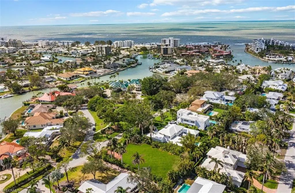 421 Bow Line Dr, Naples