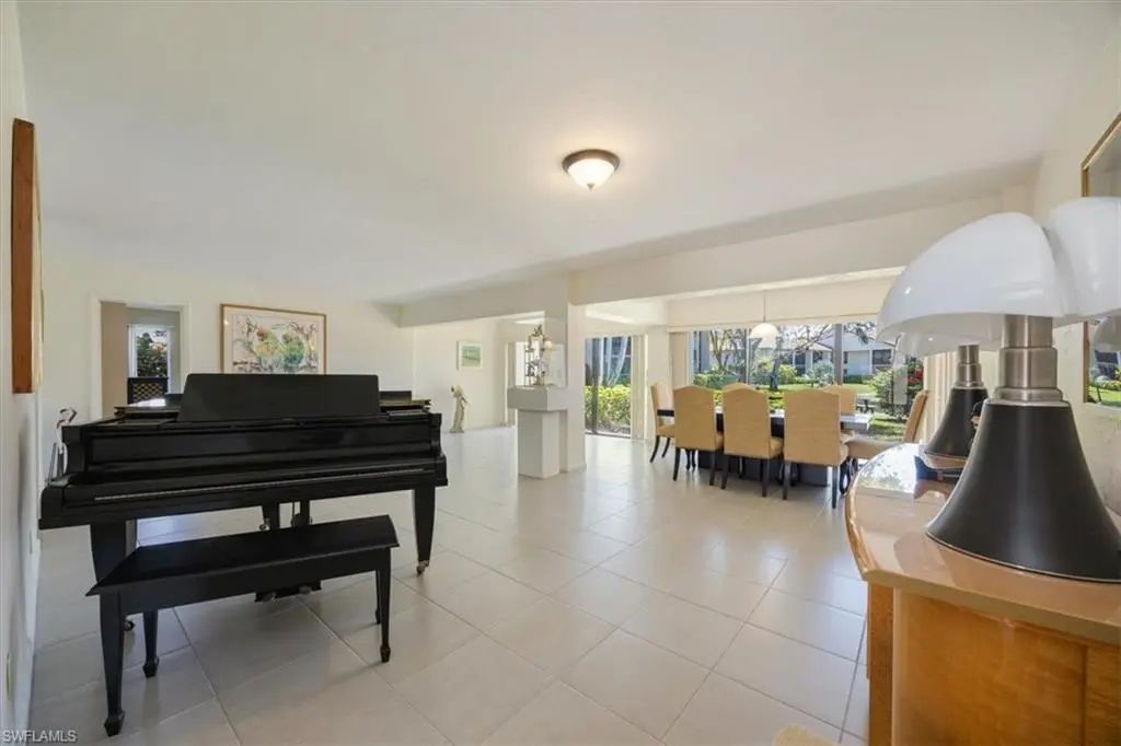 576 Retreat Dr 101, Naples