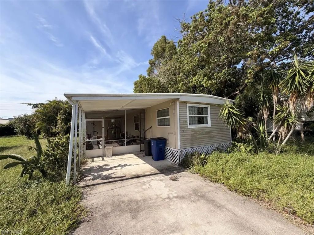 2074 Flowers Dr, Fort Myers