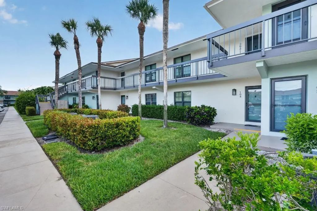 35 Greenbrier St 6-104, Marco Island