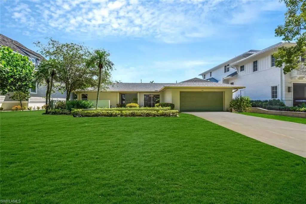 150 1st Ave N, Naples