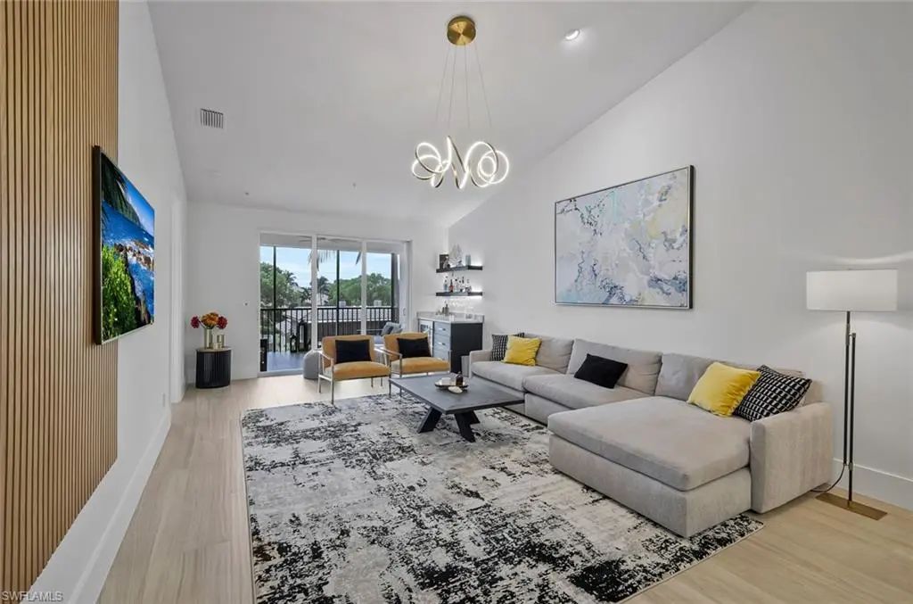 1540 Blue Point Ave 201, Naples
