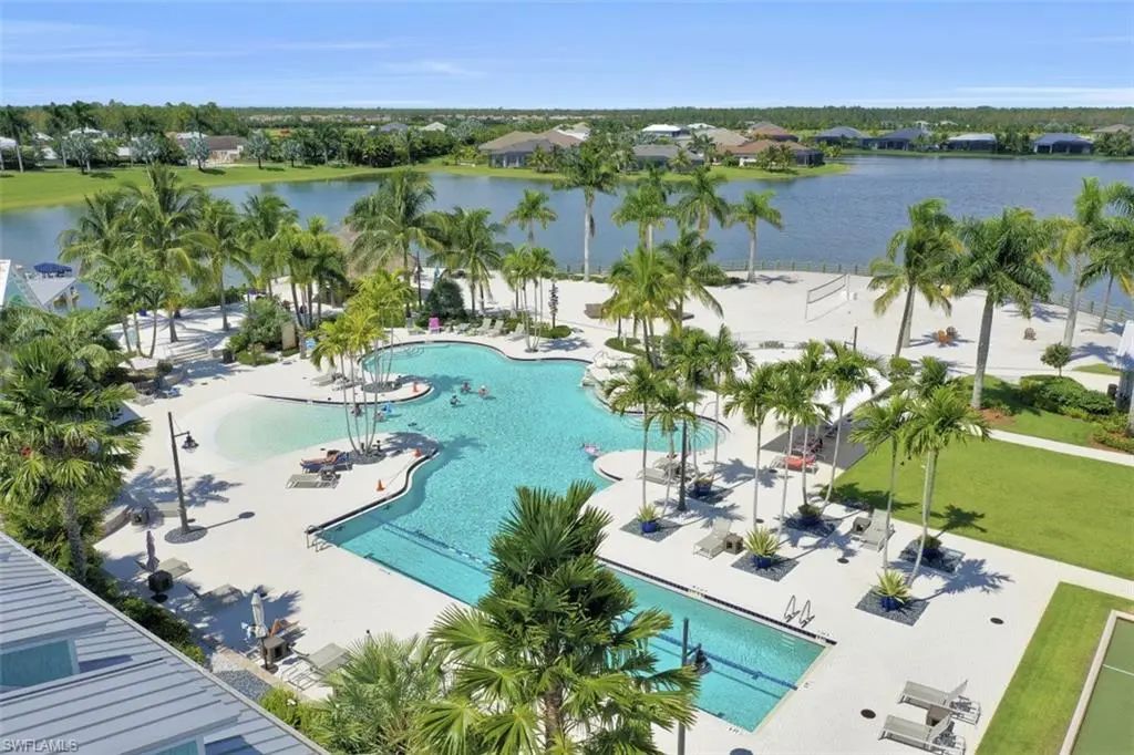 14663 Edgewater Cir, Naples