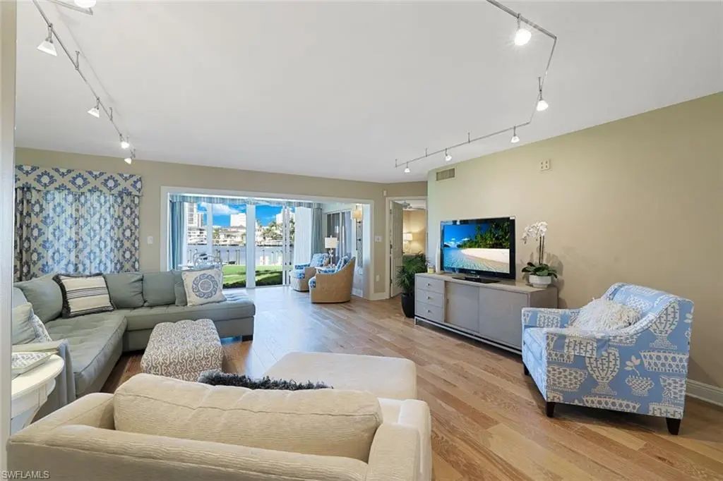 355 Park Shore Dr 1-114, Naples