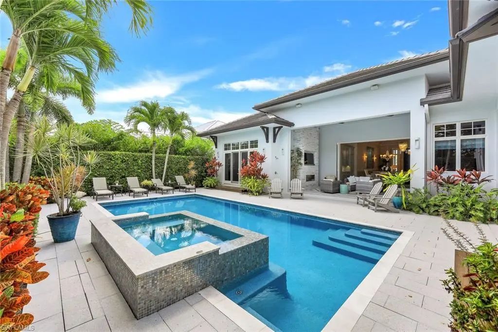 425 Harbour Dr, Naples