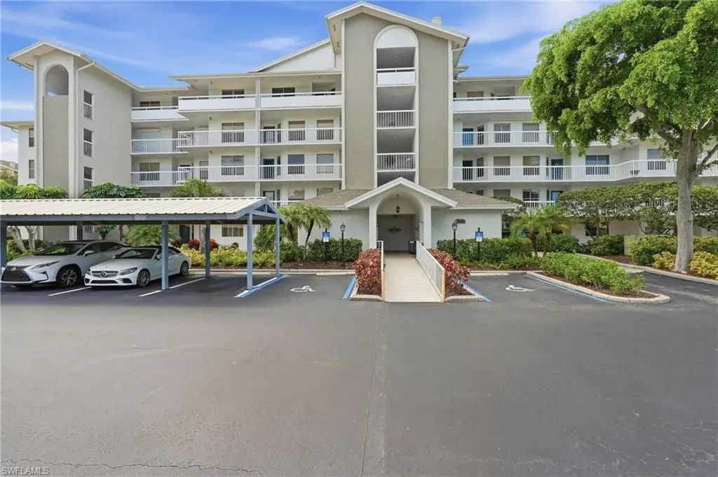 360 Horse Creek Dr 207, Naples