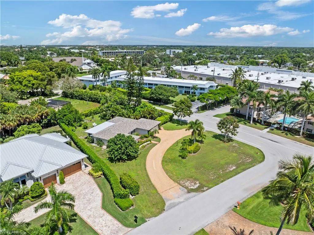 717 Rudder Rd, Naples