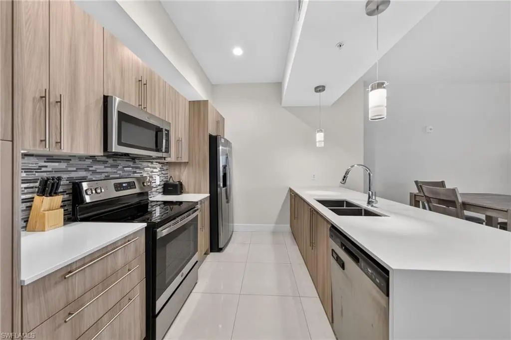 15901 Royal Pointe Ln 405, Fort Myers