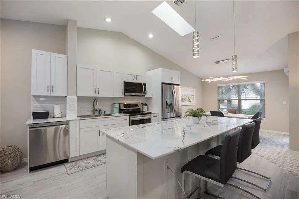 290 Emerald Bay Cir L5, Naples