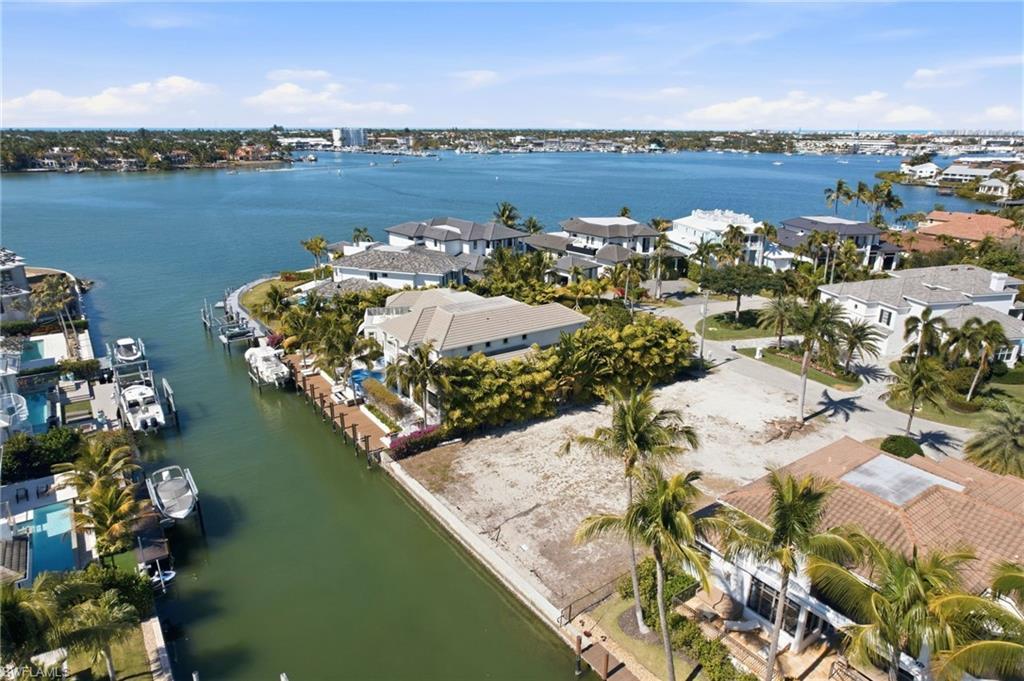 1670 Dolphin Ct, NAPLES