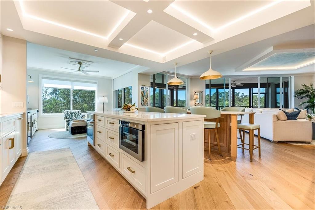 445 Cove Tower Dr 302, NAPLES