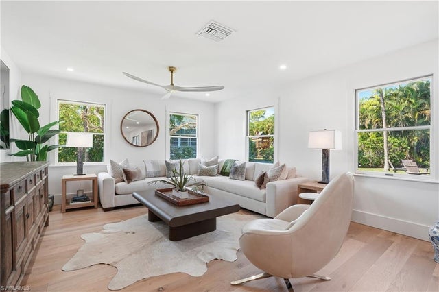 6260 Waxmyrtle Way, NAPLES