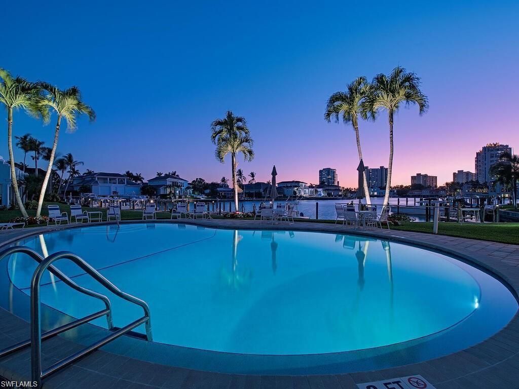 400 Park Shore Dr 102, NAPLES