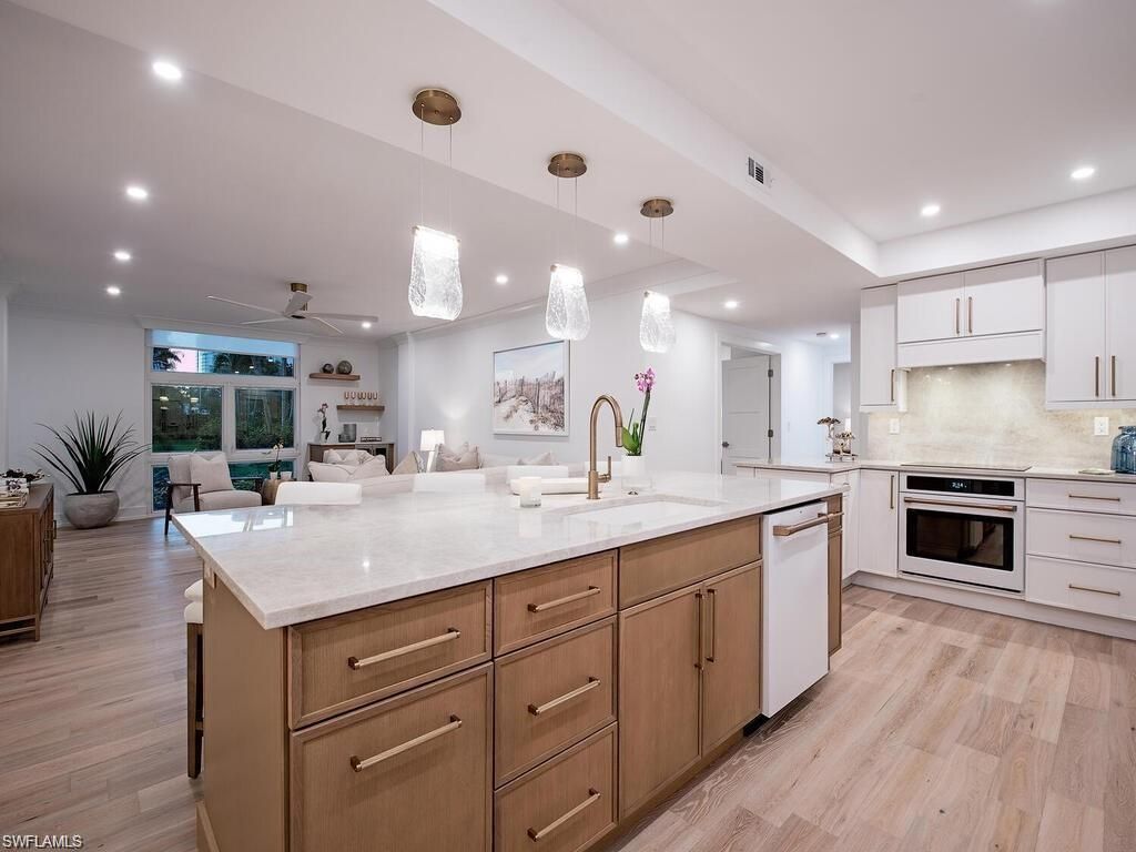 400 Park Shore Dr 102, NAPLES