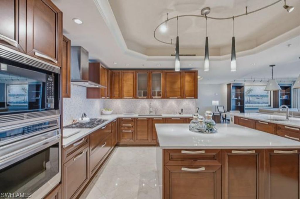 13675 Vanderbilt Dr 707, NAPLES
