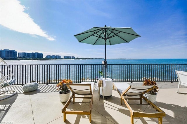 601 La Peninsula Blvd 601, NAPLES