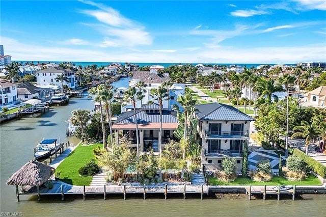 290 Channel Dr, NAPLES