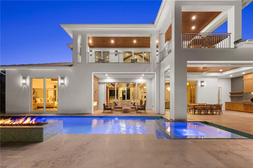 570 Harbour Dr, NAPLES