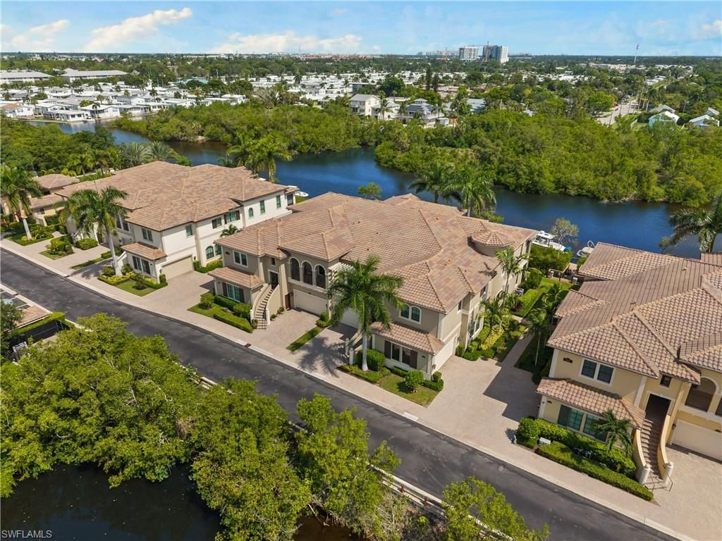 2439 Breakwater Way 9102, NAPLES