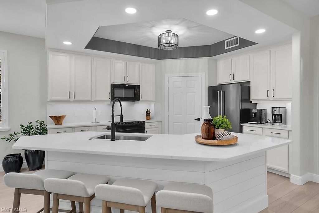 1252 Rialto Way 102, NAPLES