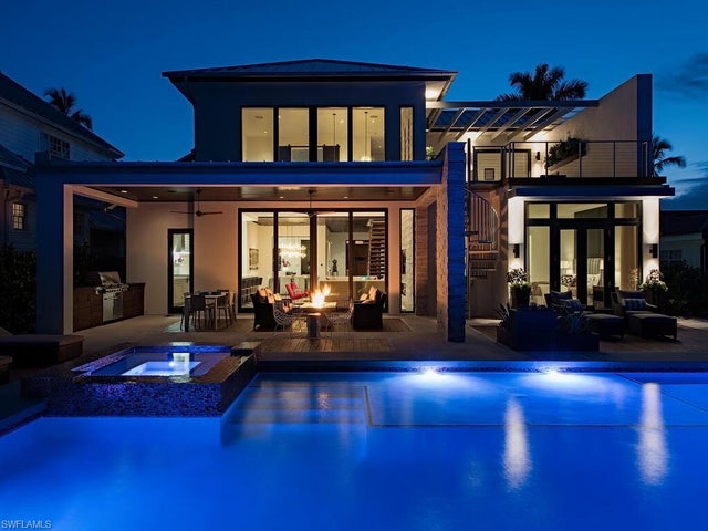 688 3rd St N, NAPLES