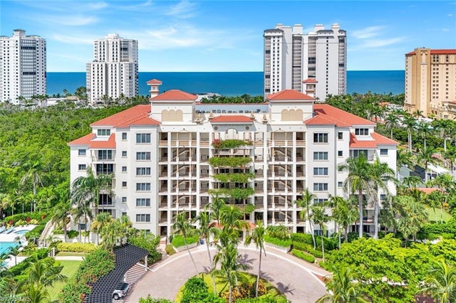 8720 Bay Colony Dr 404, NAPLES